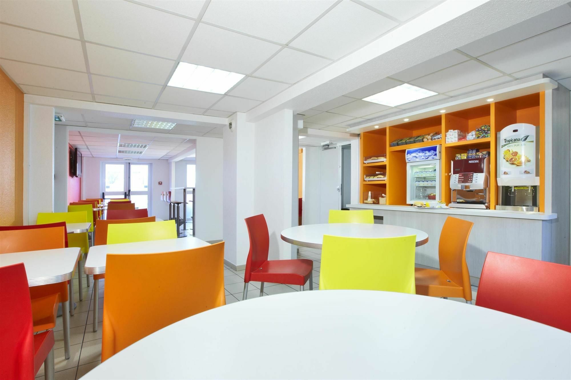 Premiere Classe Montreuil Montreuil  Buitenkant foto The cafeteria at the University of Novi Sad